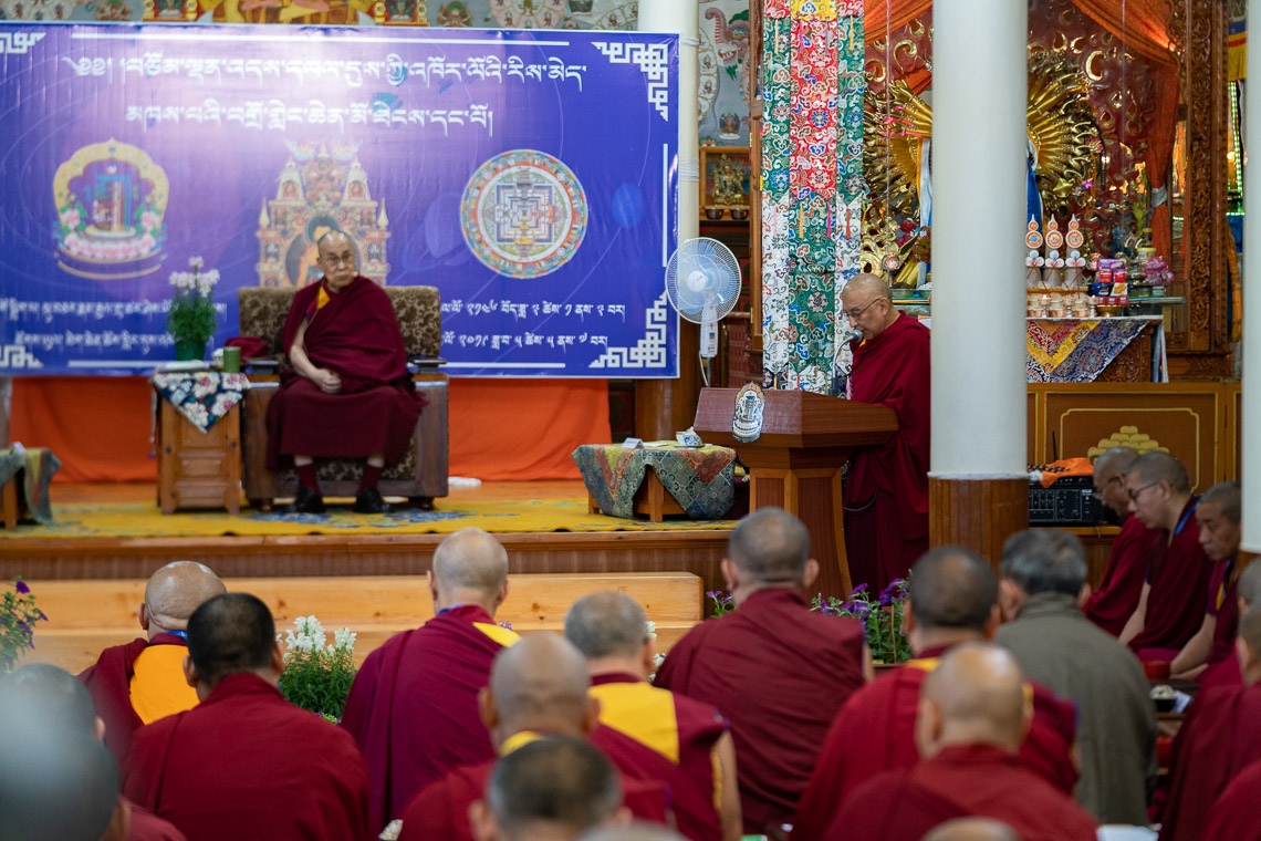 El Abad del Monasterio de Namgyal, Thomtog Rinpoché, hablando en la apertura de la Primera Conferencia sobre Kalachakra en el Templo de Kalachakra en Dharamsala, HP, India el 5 de mayo de 2019. Foto de Tenzin Choejor