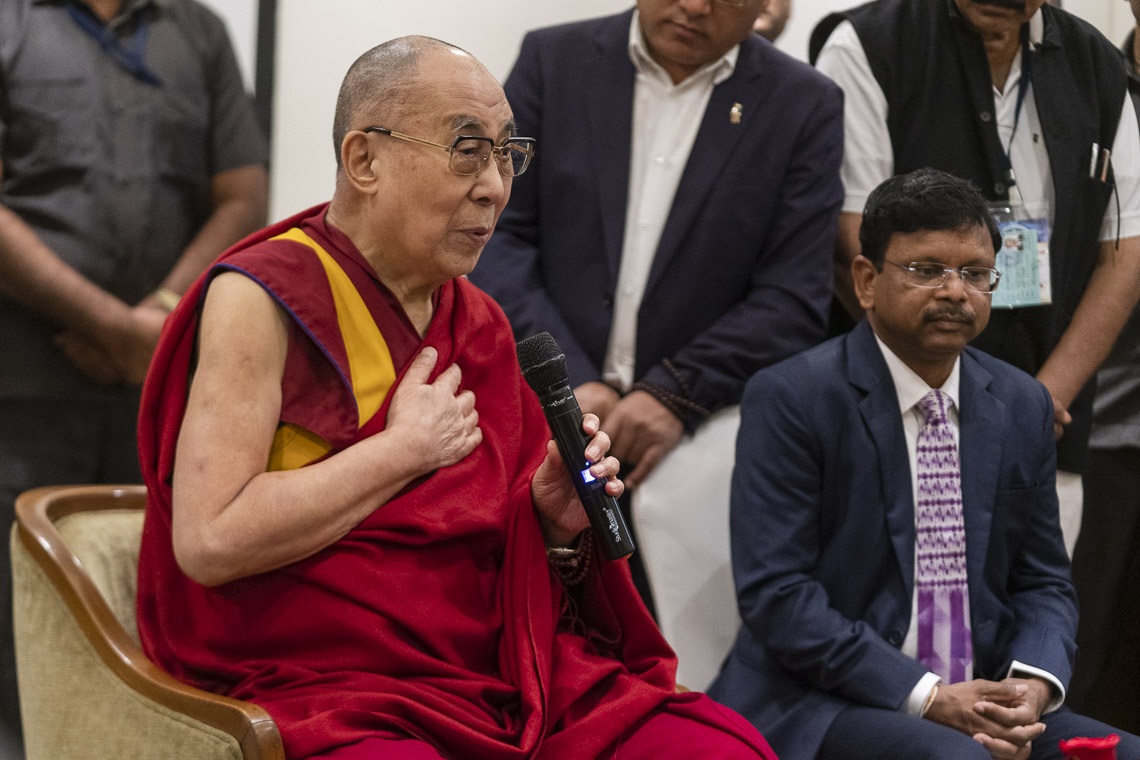 Su Santidad el Dalái Lama hablando a miembros de los medios de comunicación en Aurangabad, Maharashtra, India, el 23 de noviembre de 2019. Foto de Tenzin Choejor