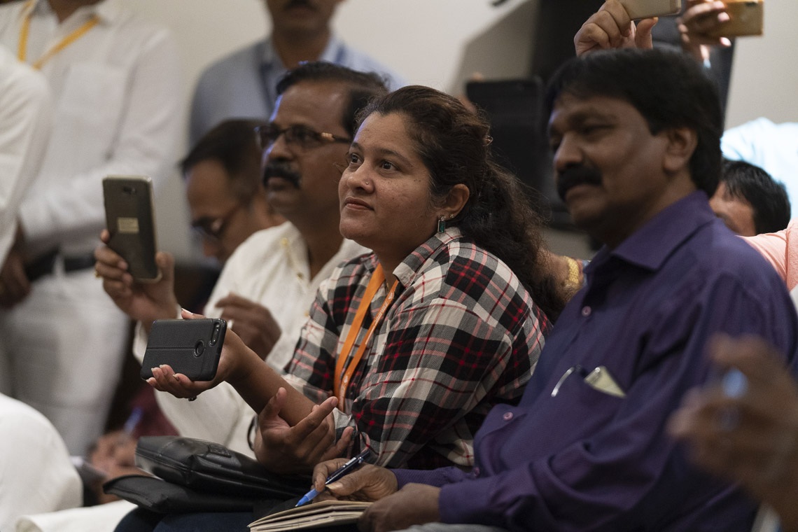  Miembros de los medios de comunicación escuchando a Su Santidad el Dalái Lama durante su reunión en Aurangabad, Maharashtra, India, el 23 de noviembre de 2019. Foto de Tenzin Choejor