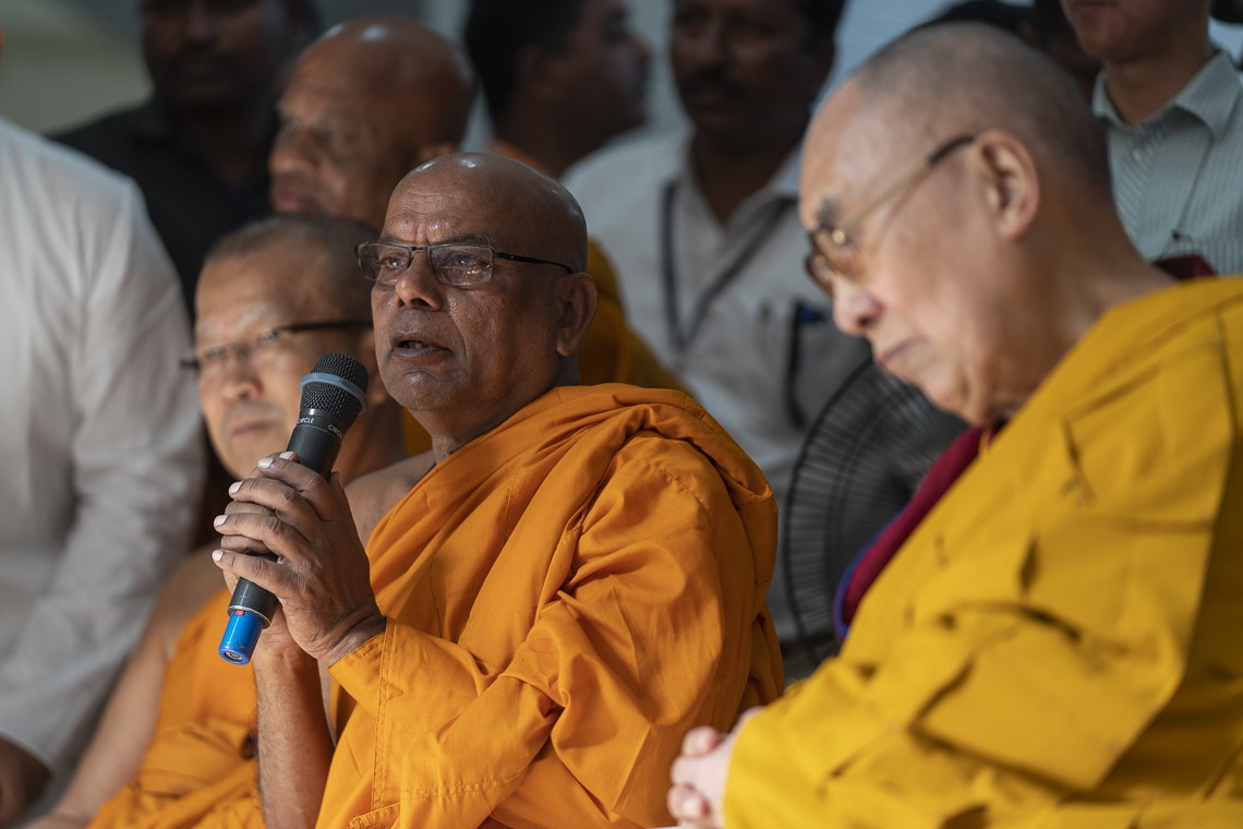 El Abad del Lokuttara Mahavihara, Ven Bodhipalo Mahathero, dando la bienvenida a Su Santidad el Dalái Lama e invitados al Centro de Formación de Aurangabad, Maharashtra, India, el 23 de noviembre de 2019. Foto de Tenzin Choejor