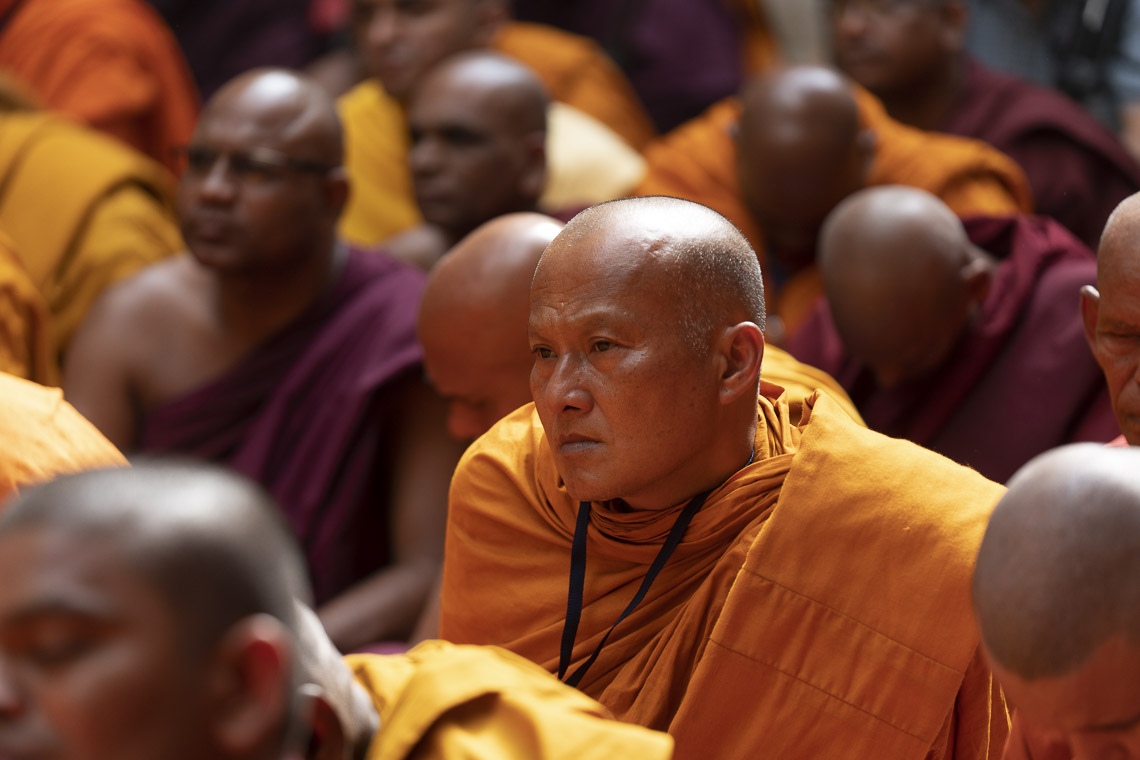 Bhikkus en la audiencia escuchando a Su Santidad el Dalái Lama hablando en el Lokuttara International Bhikkku Training Center en Aurangabad, Maharashtra, India el 23 de noviembre de 2019. Foto de Tenzin Choejor