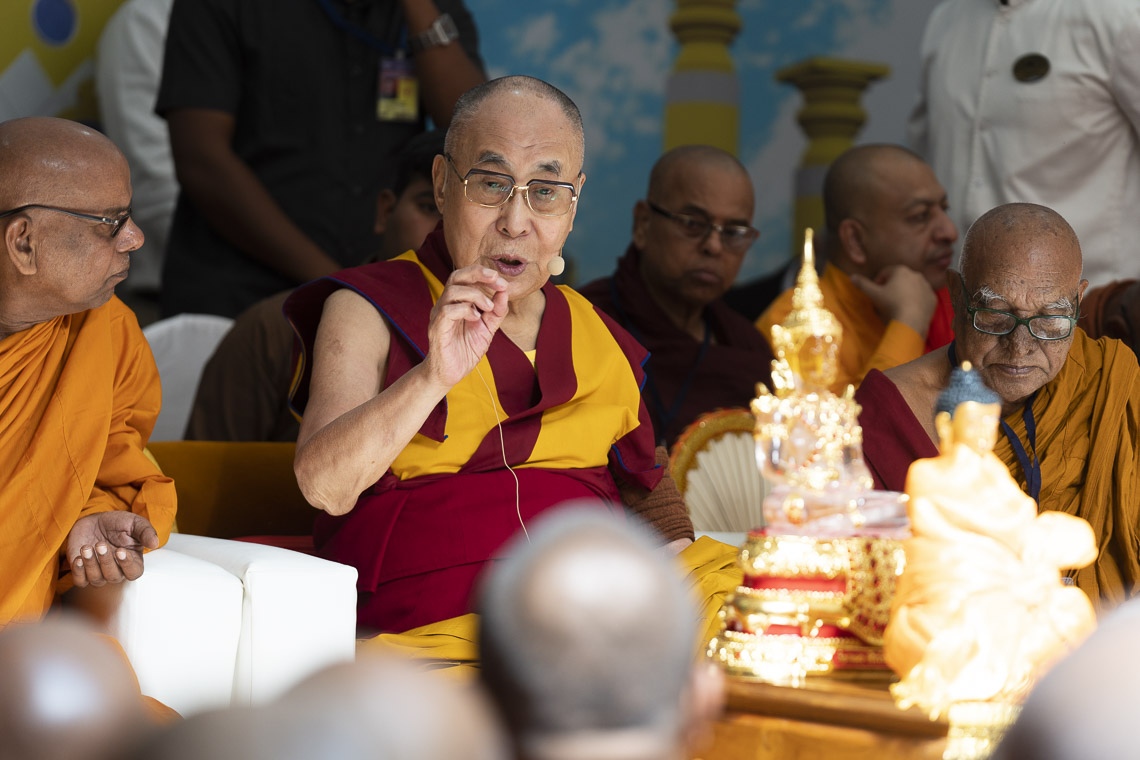 Su Santidad el Dalái Lama hablando en el Lokuttara International Bhikku Training Center en Aurangabad, Maharashtra, India el 23 de noviembre de 2019. Foto de Tenzin Choejor