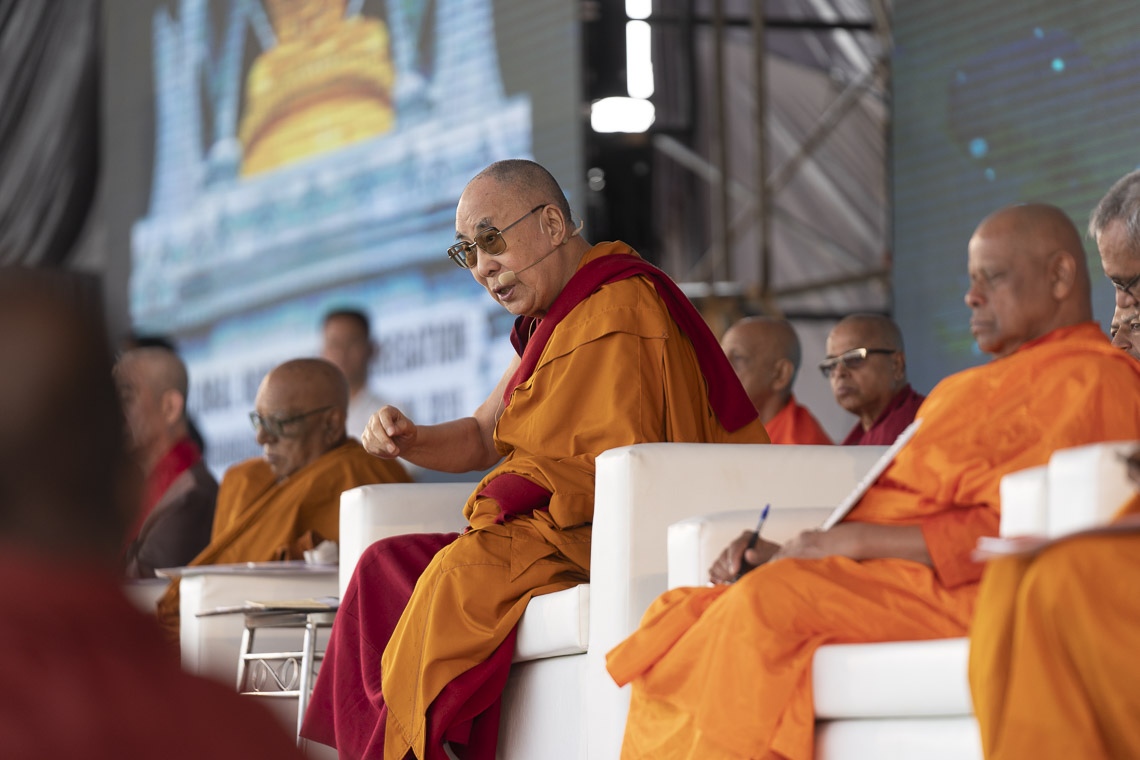 Su Santidad el Dalái Lama se dirige a la multitud de más de 50.000 personas en el estadio del PES College of Physical Education en Aurangabad, Maharashtra, India, el 24 de noviembre de 2019. Foto de Tenzin Choejor