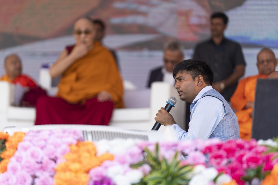 El intérprete de hindi traduciendo la enseñanza de Su Santidad el Dalái Lama en el PES College of Physical Education en Aurangabad, Maharashtra, India el 24 de noviembre de 2019. Foto de Tenzin Choejor