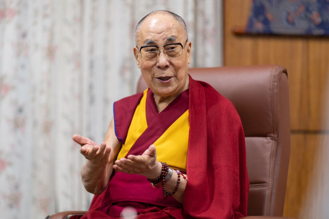 Su Santidad el Dalái Lama hablando con los representantes de la comunidad, el personal y los estudiantes de Tong-Len durante su reunión en su residencia de Dharamsala, HP, India, el 7 de julio de 2019. Foto de Tenzin Choejor
