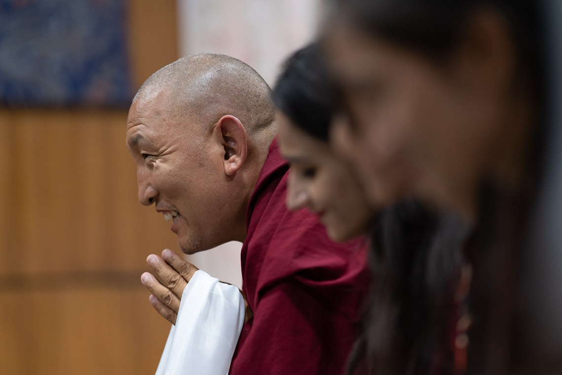 Ven Yamyang, fundador de Tong-Leng, una pequeña organización benéfica que trabaja con comunidades indias desplazadas en la zona de Dharamsala, escuchando a Su Santidad el Dalái Lama hablar durante su reunión en Dharamsala, HP, India, el 7 de julio de 2019. Foto de Tenzin Choejor