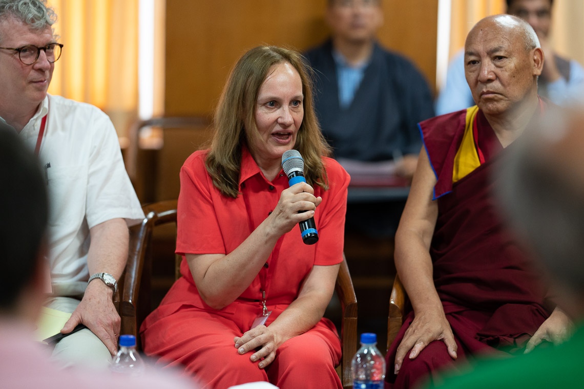 La Coordinadora del Proyecto Margarita Kozhevnikova presenta la conferencia sobre Educación Humana en el Tercer Milenio a Su Santidad el Dalái Lama y observadores en su residencia de Dharamsala, HP, India, el 8 de julio de 2019. Foto de Tenzin Choejor