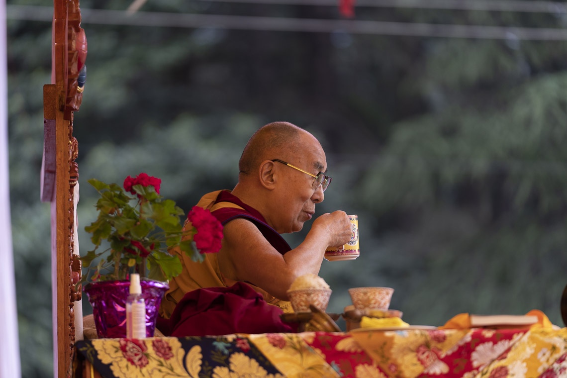 Su Santidad el Dalái Lama disfrutando de una taza de té durante un descanso en el primer día de sus enseñanzas en Manali, HP, India, el 13 de agosto de 2019. Foto de Tenzin Choejor