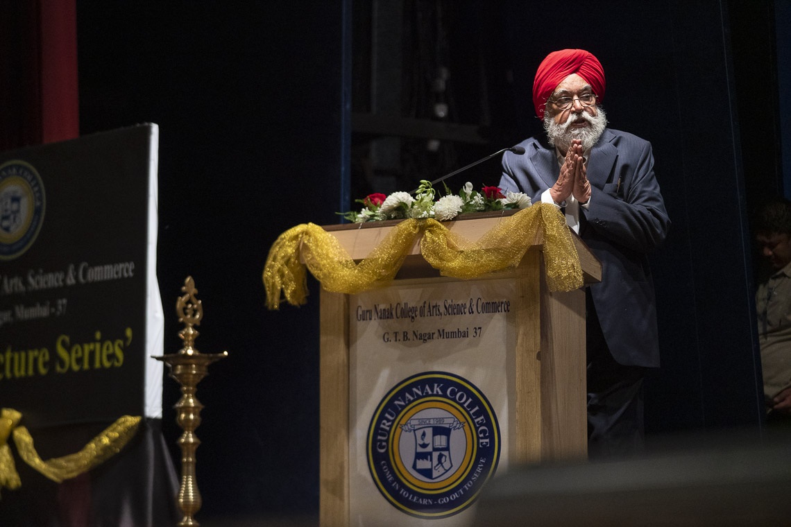 Sadar Manjit Singh, en nombre de la dirección del Colegio, dando la bienvenida a Su Santidad el Dalái Lama al Colegio Guru Nanak en Mumbai, India, el 13 de diciembre de 2018. Foto de Lobsang Tsering