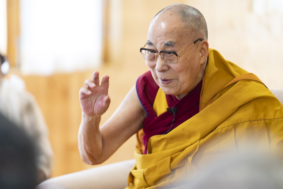 Su Santidad el Dalái Lama respondiendo a una pregunta durante su entrevista para Hakka Televisión de Taiwán en el Monasterio Ön Ngari en Manali, HP, India el 14 de agosto de 2019. Foto de Tenzin Choejor