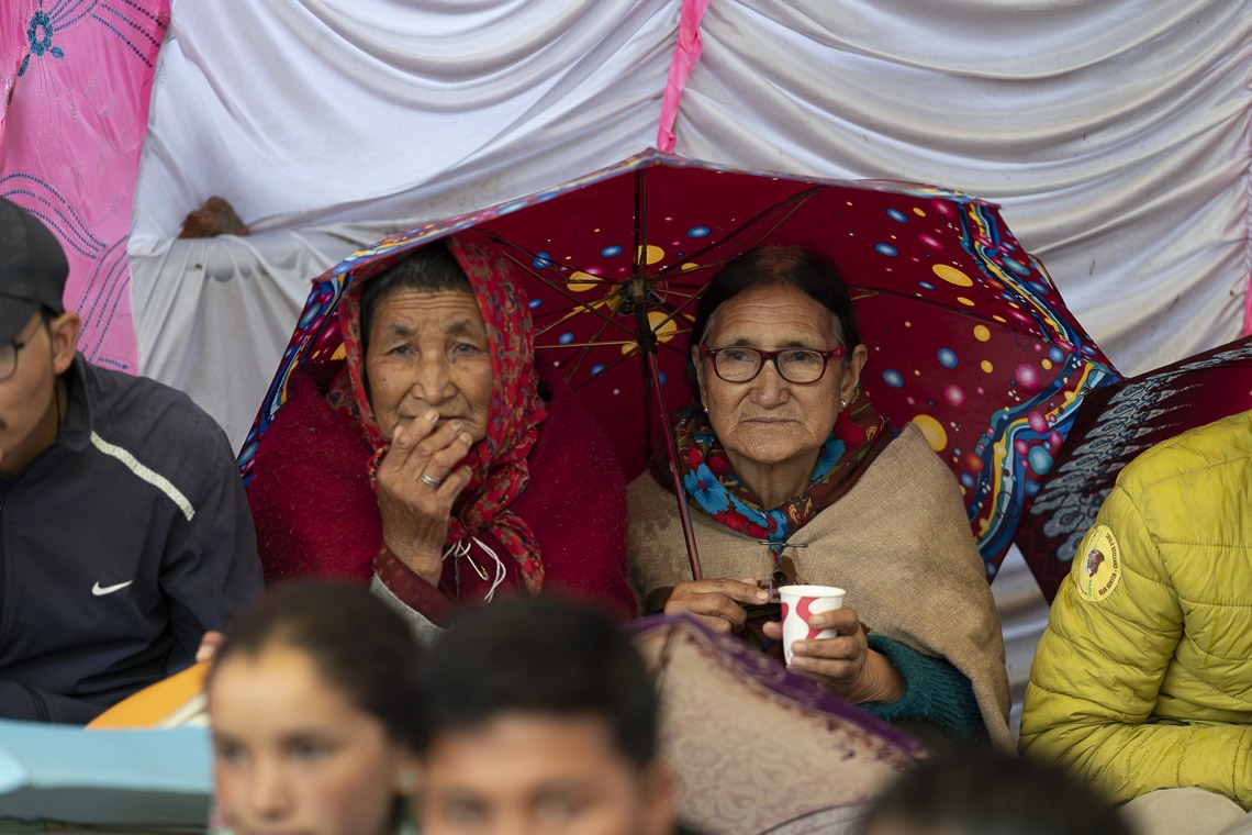 Miembros de la audiencia que asistieron al último día de enseñanzas de Su Santidad el Dalái Lama protegiéndose de la lluvia en Manali, HP, India, el 18 de agosto de 2019. Foto de Tenzin Choejor