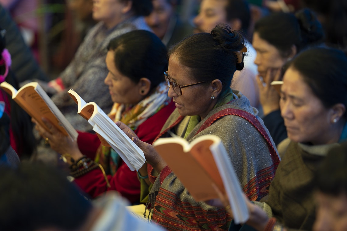 Miembros de la audiencia siguiendo el texto el último día de las enseñanzas de Su Santidad el Dalái Lama en Manali, HP, India, el 18 de agosto de 2019. Foto de Tenzin Choejor
