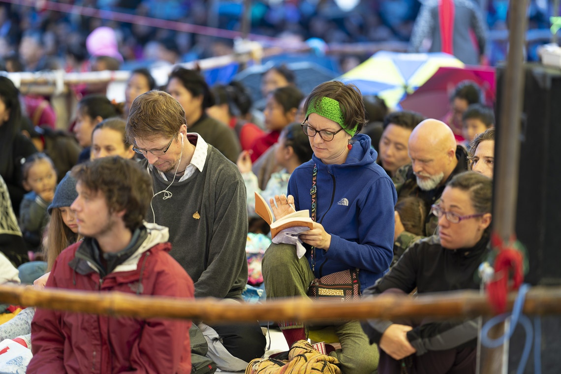 Miembros de la audiencia de países extranjeros escuchando a Su Santidad el Dalái Lama en el último día de sus enseñanzas en Manali, HP, India, el 18 de agosto de 2019. Foto de Tenzin Choejor