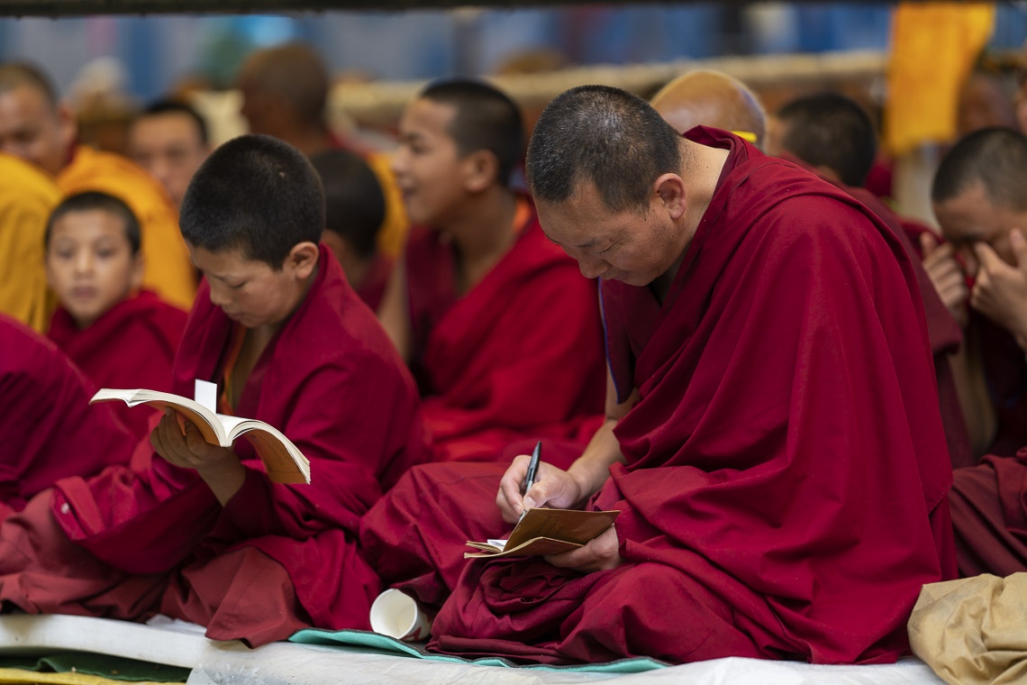 Monjes en la audiencia siguiendo el texto el último día de las enseñanzas de Su Santidad el Dalái Lama en Manali, HP, India, el 18 de agosto de 2019. Foto de Tenzin Choejor