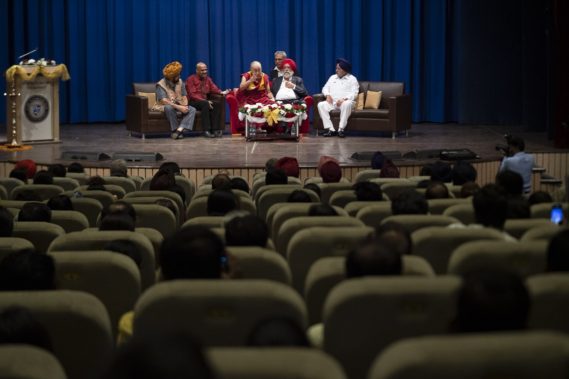 Una vista del escenario durante la charla de Su Santidad el Dalái Lama en la Facultad Guru Nanak de Mumbai, India, el 13 de diciembre de 2018. Foto de Lobsang Tsering