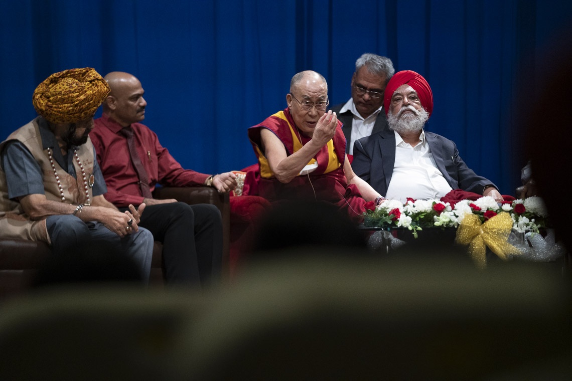 Su Santidad el Dalái Lama hablando sobre la compasión en la Facultad Guru Nanak de Mumbai, India, el 13 de diciembre de 2018. Foto de Lobsang Tsering