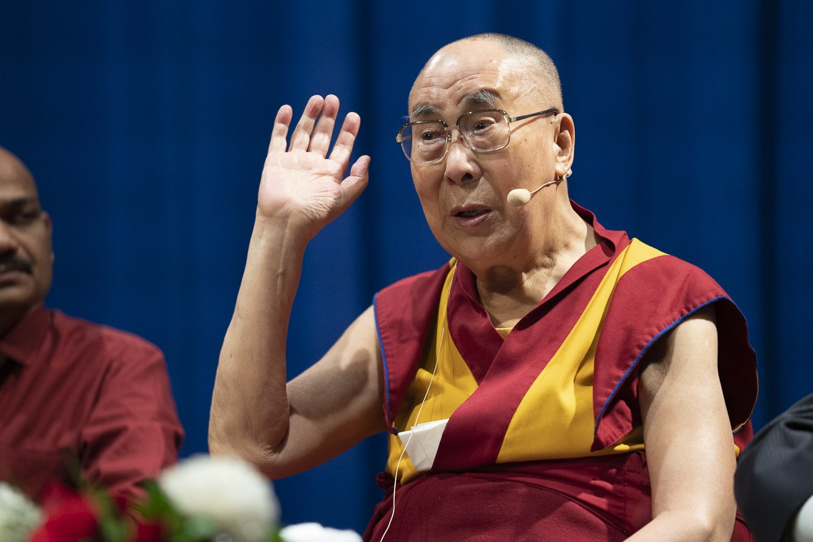 Su Santidad el Dalái Lama pronunciando la Conferencia de Plata sobre compasión en la Facultad Guru Nanak de Mumbai, India, el 13 de diciembre de 2018. Foto de Lobsang Tsering