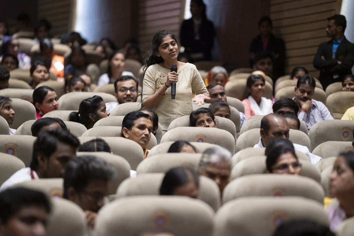 Un miembro de la audiencia hizo una pregunta a Su Santidad el Dalái Lama durante su charla en la Facultad Guru Nanak de Mumbai, India, el 13 de diciembre de 2018. Foto de Lobsang Tsering