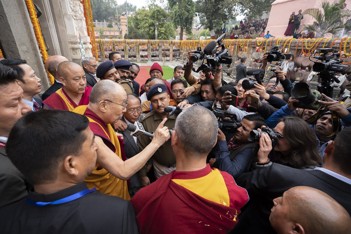 Su Santidad el Dalái Lama hablando a los miembros de la prensa en el templo Mahabodhi en Bodhgaya, Bihar, India, el 17 de diciembre de 2018. Foto de Tenzin Choejor