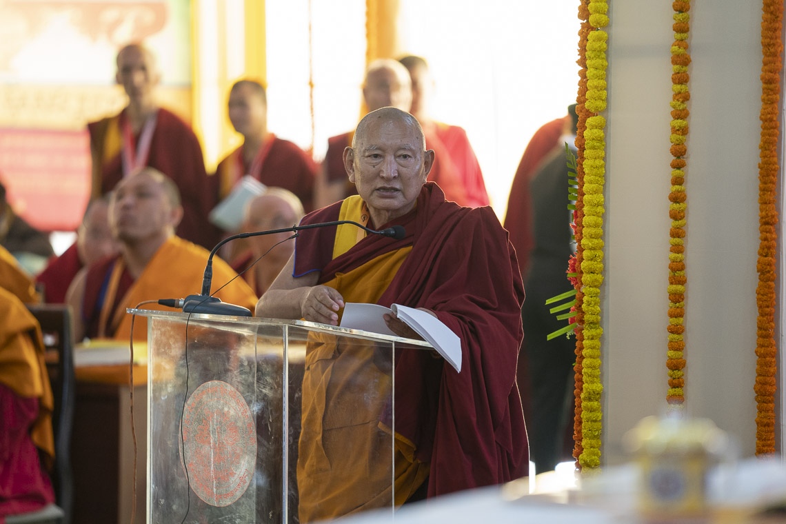 Kirti Rinpoché inaugurando la Conferencia sobre la «Esencia de la Verdadera Elocuencia» de Tsongkhapa en Bodhgaya, Bihar, India, el 19 de diciembre de 2018. Foto de Lobsang Tsering