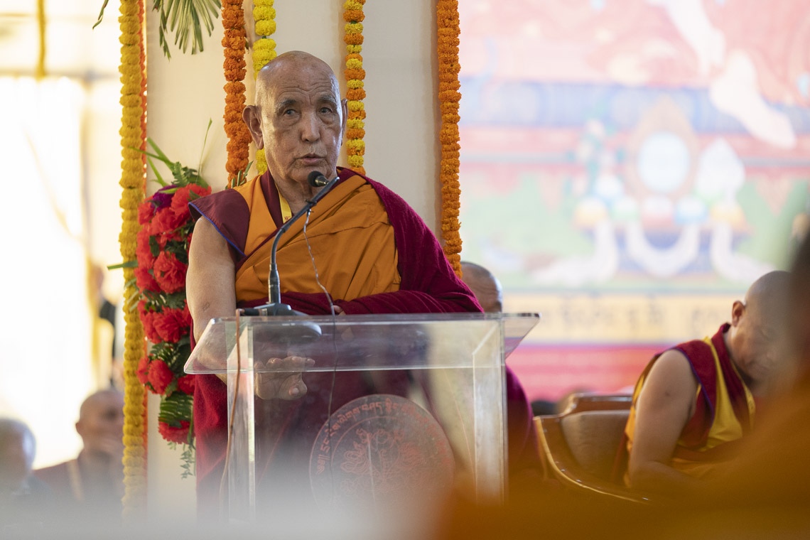Ganden Tri Rinpoché hablando en la Conferencia sobre la «Esencia de la Verdadera Elocuencia» de Tsongkhapa en Bodhgaya, Bihar, India, el 19 de diciembre de 2018. Foto de Lobsang Tsering