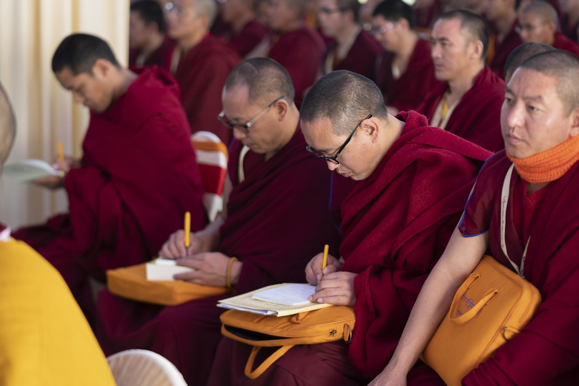 Miembros de la audiencia tomando notas durante el discurso de Su Santidad el Dalái Lama en la Conferencia sobre la «Esencia de la Verdadera Elocuencia» de Tsongkhapa en Bodhgaya, Bihar, India, el 19 de diciembre de 2018. Foto de Lobsang Tsering