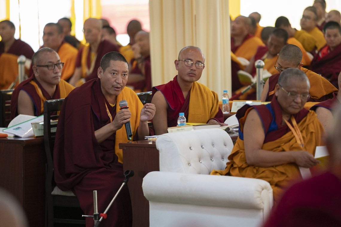 Ganden Shartse Gueshe Gyaltsen Wangdu presentando su disertación en la Conferencia sobre la «Esencia de la Verdadera Elocuencia» de Tsongkhapa en Bodhgaya, Bihar, India, el 19 de diciembre de 2018. Foto de Lobsang Tsering
