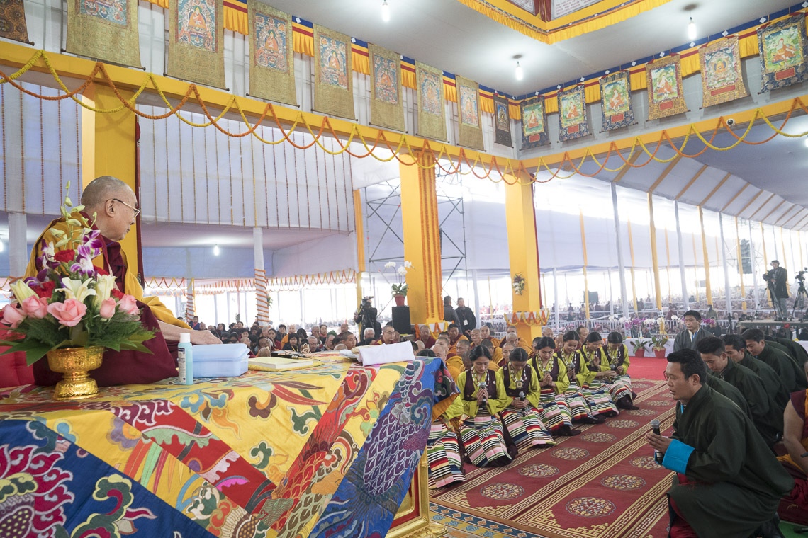 Artistas del Instituto Tibetano de Artes Escénicas cantando los versos del refugio y los versos de homenaje de la "Sabiduría Fundamental del Camino Medio" de Nagaryuna con un acompañamiento musical al comienzo de las enseñanzas de Su Santidad el Dalái Lama en Bodhgaya, Bihar, India, el 14 de enero de 2018. Foto de Lobsang Tsering