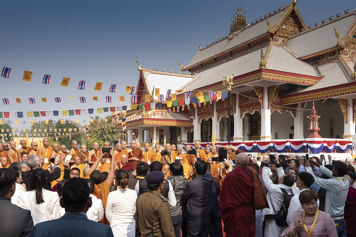 Su Santidad el Dalái Lama posando para una fotografía con un grupo de monjes después del almuerzo en el día de apertura del Seminario Internacional sobre el Tipitaka / Tripitaka en Watpa Buddhagaya en Bodhgaya, Bihar, India el 22 de diciembre de 2018. Foto de Lobsang Tsering