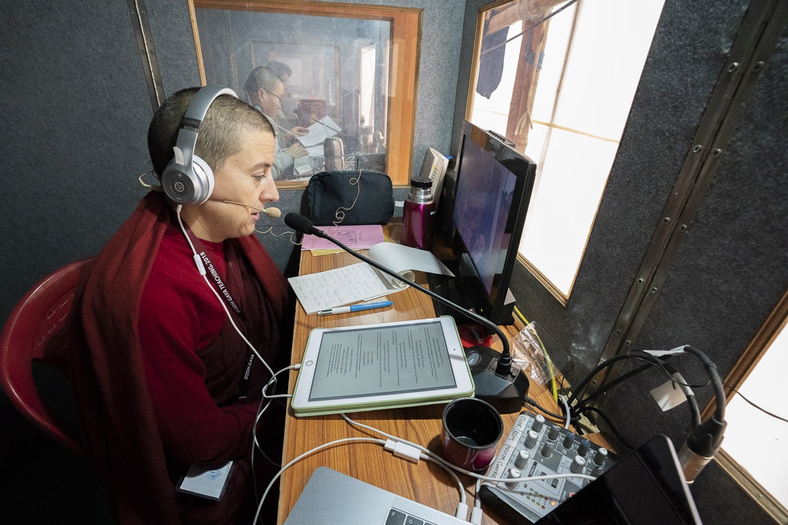 La intérprete española, una de los intérpretes de los 13 idiomas que se están traduciendo, trabaja en su cabina de traducción el primer día de la enseñanza de Su Santidad el Dalái Lama en Bodhgaya, Bihar, India, el 24 de diciembre de 2018. Foto de Lobsang Tsering
