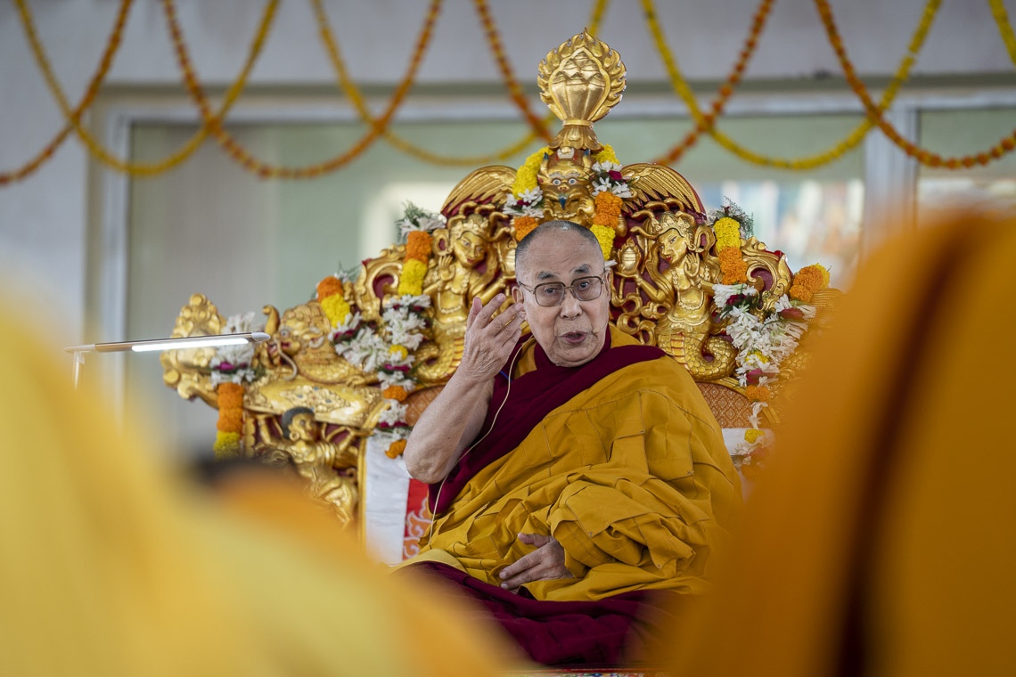 Su Santidad el Dalái Lama hablando en el segundo día de sus enseñanzas en Bodhgaya, Bihar, India, el 25 de diciembre de 2018. Foto de Lobsang Tsering