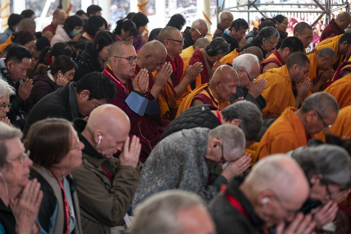Miembros de la multitud de más de 15.000 siguiendo la guía de Su Santidad mientras da los permisos del Ciclo de Enseñanzas de Manyushri en Bodhgaya, Bihar, India el 28 de diciembre de 2018. Foto de Lobsang Tsering