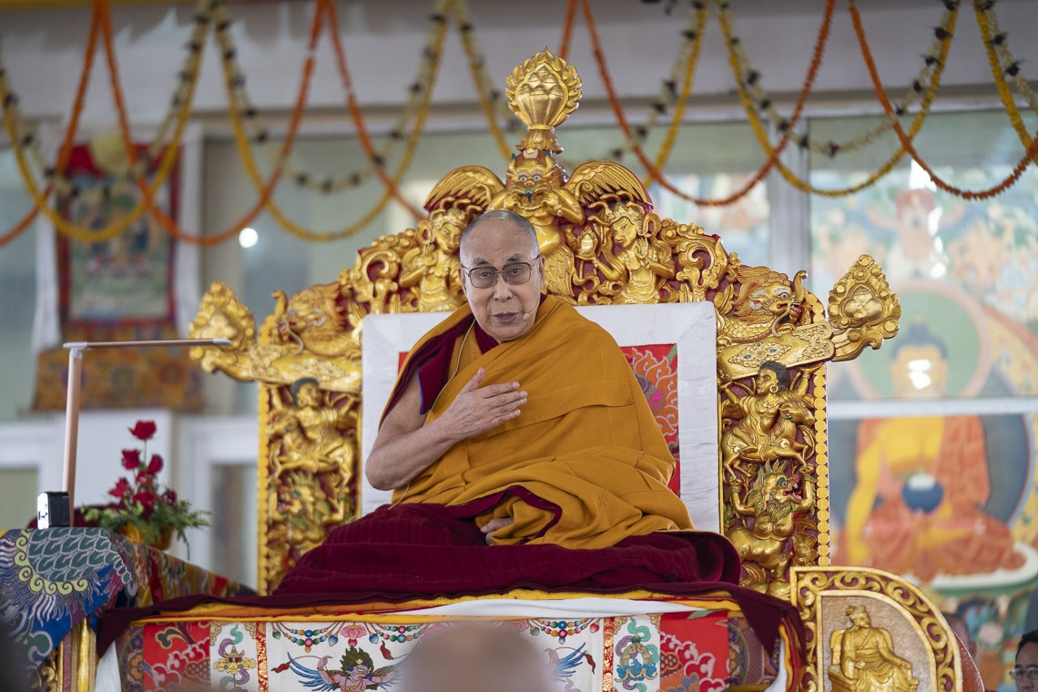 Su Santidad el Dalái Lama se dirige a una multitud de más de 16.000 personas en el terreno de Kalachakra en Bodhgaya, Bihar, India, el 30 de diciembre de 2018. Foto de Lobsang Tsering