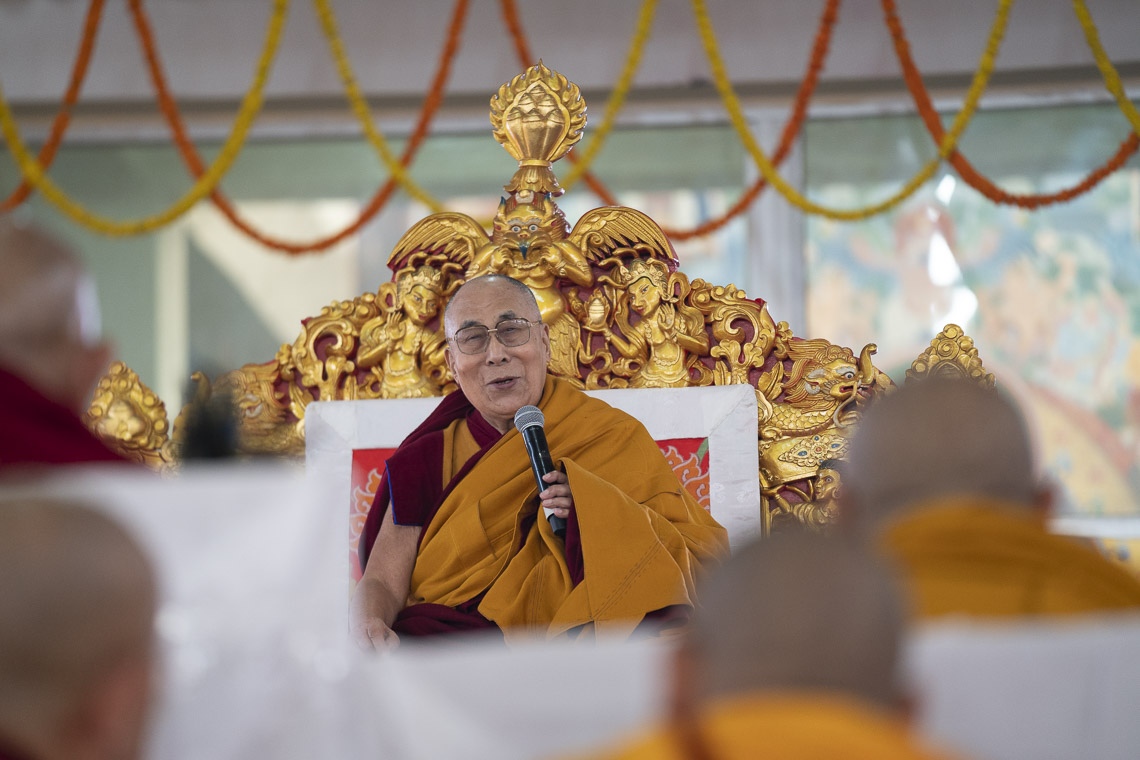 Su Santidad el Dalái Lama dirigiéndose a la multitud durante la ceremonia de larga vida en Bodhgaya, Bihar, India, el 31 de diciembre de 2018. Foto de Lobsang Tsering