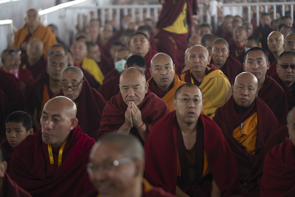 Miembros de la multitud observando los procedimientos durante la Ceremonia de Larga Vida para Su Santidad el Dalái Lama en el Terreno de Kalachakra en Bodhgaya, Bihar, India el 31 de diciembre de 2018. Foto de Lobsang Tsering