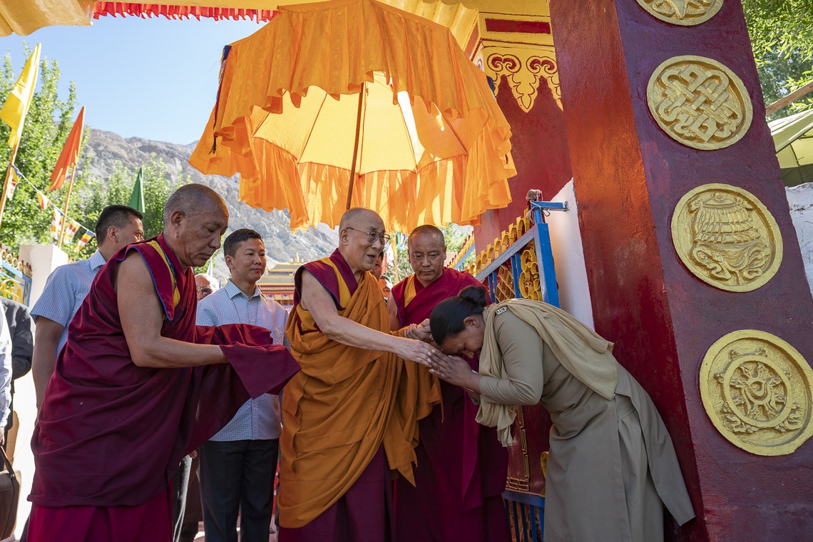 Su Santidad el Dalái Lama saluda a una mujer del equipo de seguridad en su camino hacia el campo de enseñanza para la Inauguración del Gran Debate de Verano en el Monasterio Samstanling en Sumur, Ladakh, J&K, India el 15 de julio de 2018. Foto de Tenzin Choejor