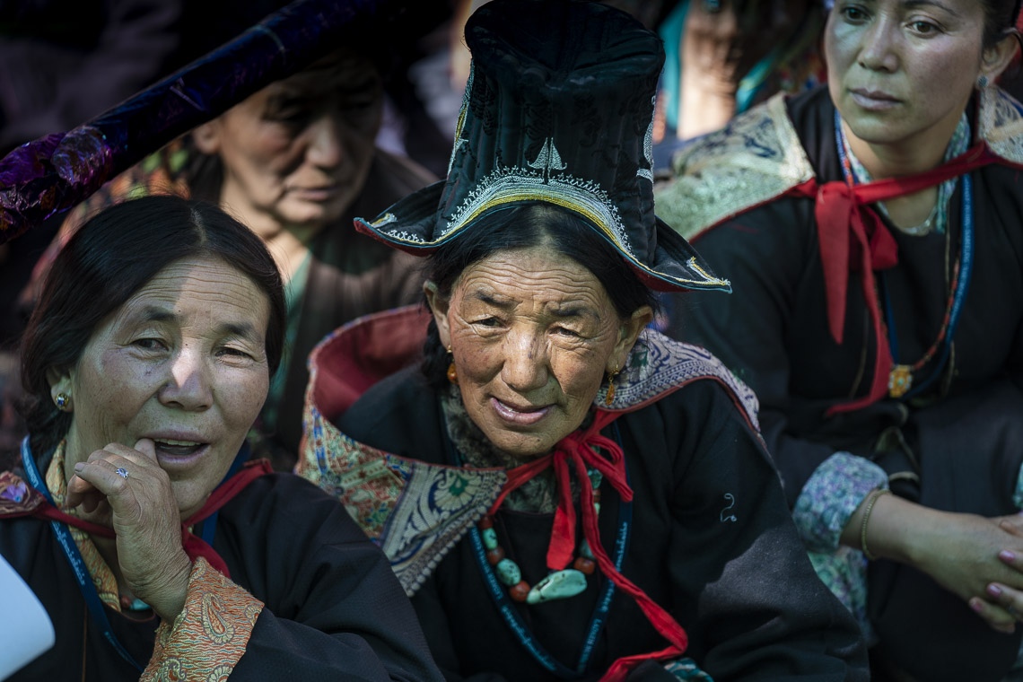 Mujeres en la audiencia escuchando a Su Santidad el Dalái Lama durante la Inauguración del Gran Debate de Verano en el Monasterio Samstanling en Sumur, Ladakh, J&K, India el 15 de julio de 2018. Foto de Tenzin Choejor
