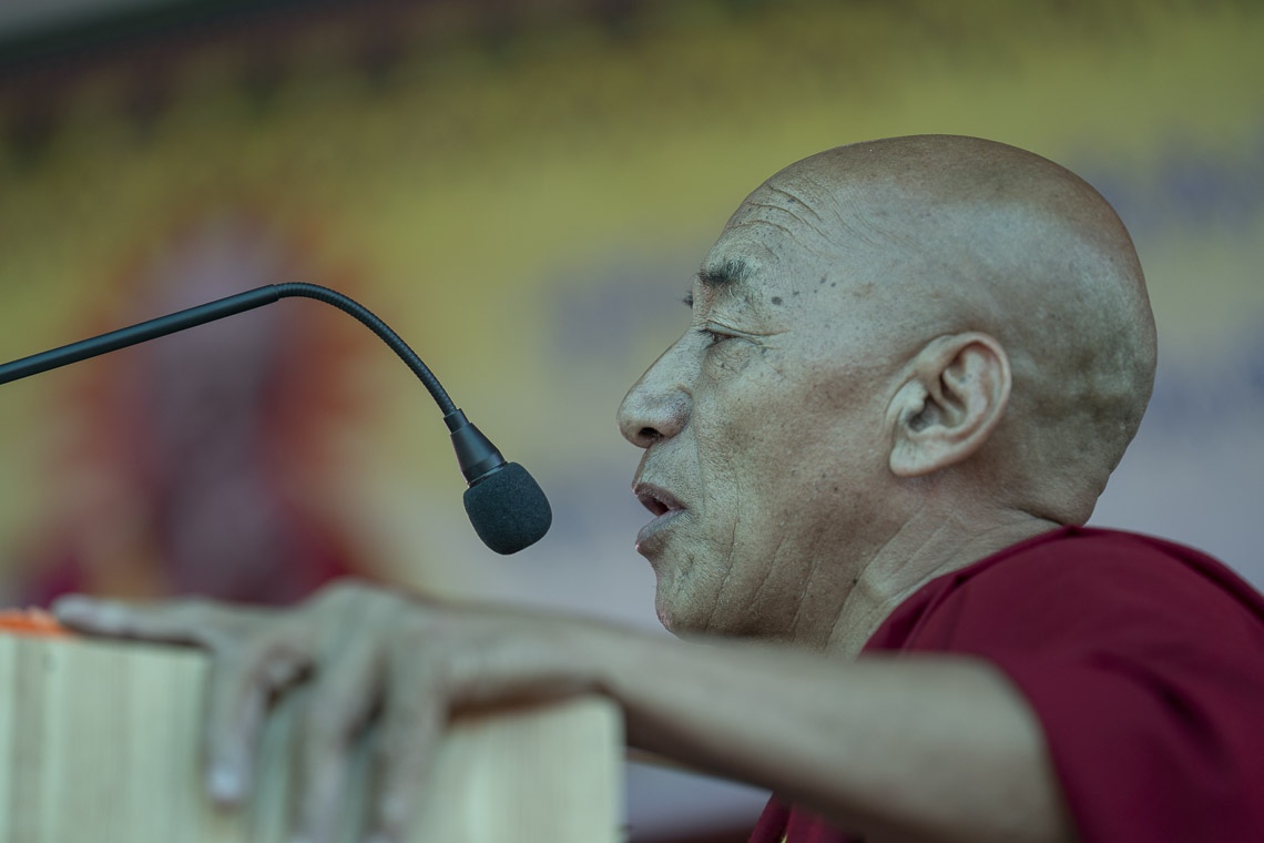Gueshe Yeshey Gyaltsen hablando en la Inauguración del Gran Debate de Verano en el Monasterio Samstanling en Sumur, Ladakh, J&K, India el 15 de julio de 2018. Foto de Tenzin Choejor