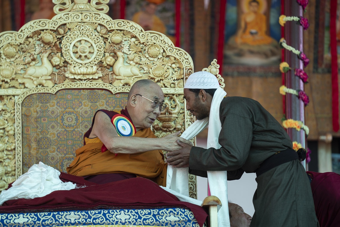 Su Santidad el Dalái Lama da las gracias al Presidente de la comunidad musulmana del Valle de Nubra, Muhammad Akram, por su discurso en la Inauguración del Gran Debate de Verano en el Monasterio de Samstanling en Sumur, Ladakh, J&K, India, el 15 de julio de 2018. Foto de Tenzin Choejor