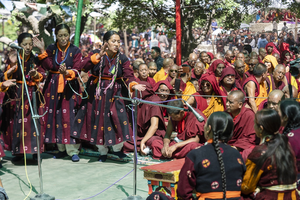 Miembros del grupo de estudio de laicos en Tiggur demostrando el debate filosófico budista durante la Inauguración del Gran Debate de Verano en el Monasterio Samstanling en Sumur, Ladakh, J&K, India el 15 de julio de 2018. Foto de Tenzin Choejor