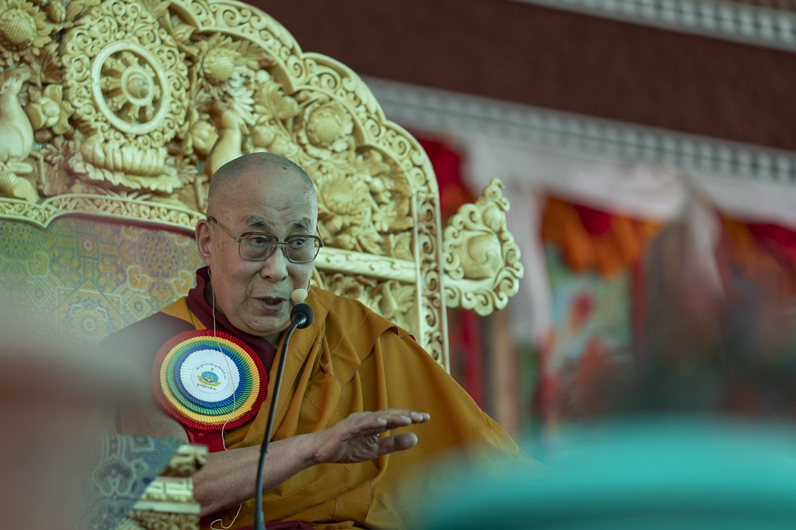Su Santidad el Dalái Lama dirigiéndose a la multitud de más de 8.000 personas durante la Inauguración del Gran Debate de Verano en el Monasterio Samstanling en Sumur, Ladakh, J&K, India el 15 de julio de 2018. Foto de Tenzin Choejor