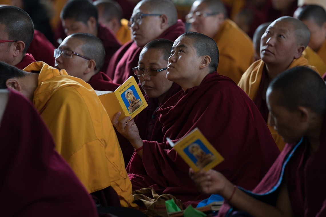 Monásticos en la audiencia escuchando a Su Santidad el Dalái Lama hablando en el Día de los Milagros en el patio principal del Templo Tibetano en Dharamsala, HP, India el 2 de marzo de 2018. Foto de Tenzin Choejor