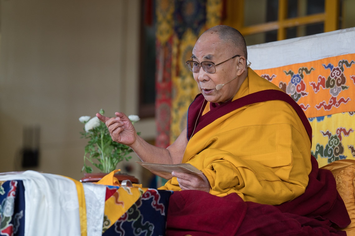 Su Santidad el Dalái Lama comentando sobre la obra de Je Tsongkhapa «Alabanza al surgimiento dependiente» en el patio del Templo Principal Tibetano en Dharamsala, HP, India, el 2 de marzo de 2018. Foto de Tenzin Choejor