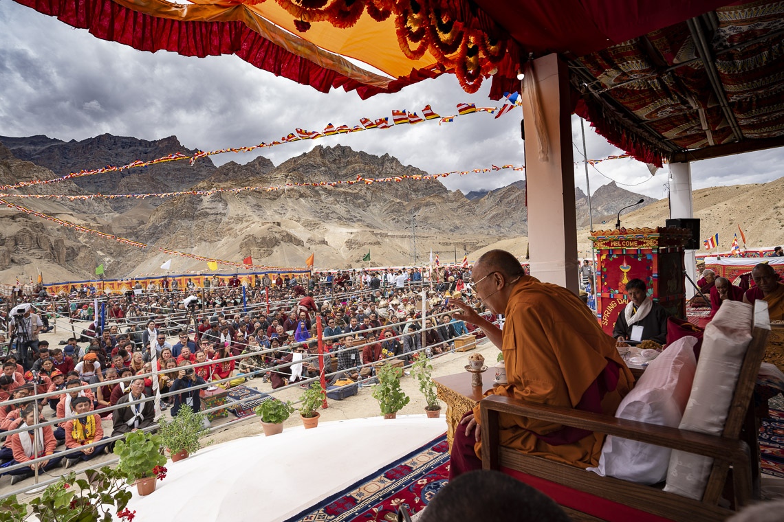 Su Santidad el Dalái Lama hablando a estudiantes, personal y miembros del público en la Escuela Pública Spring Dales en Mulbekh, Ladakh, J&K, India el 26 de julio de 2018. Foto de Tenzin Choejor