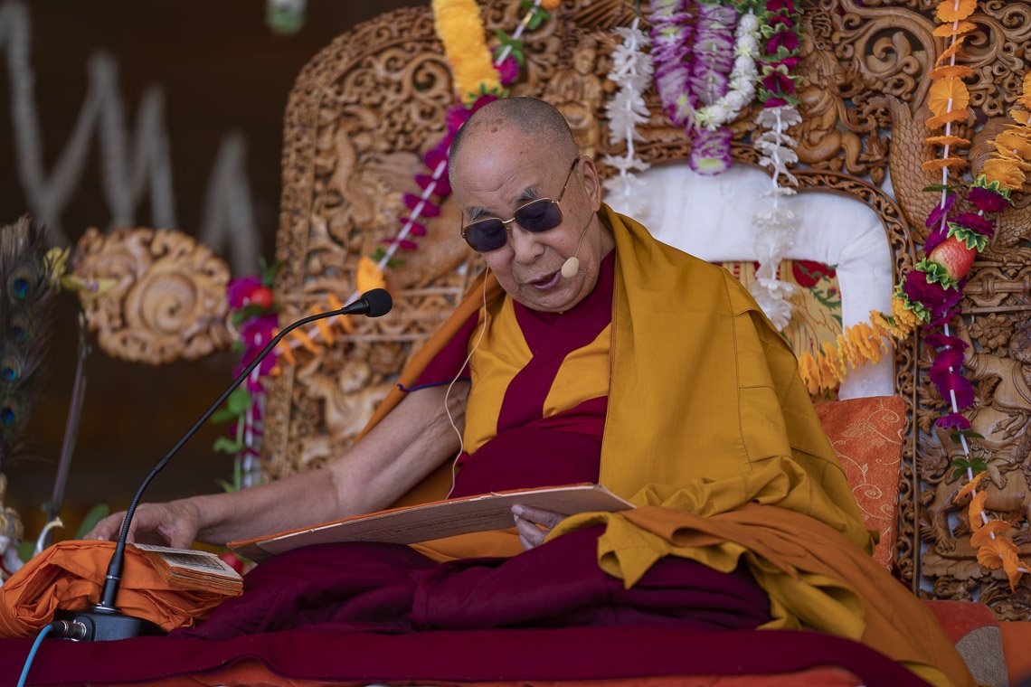 Su Santidad el Dalái Lama leyendo La Guía de la forma de vida del Bodisatva durante el último día de sus enseñanzas en Leh, Ladakh, J&K, India, el 31 de julio de 2018. Foto de Tenzin Choejor