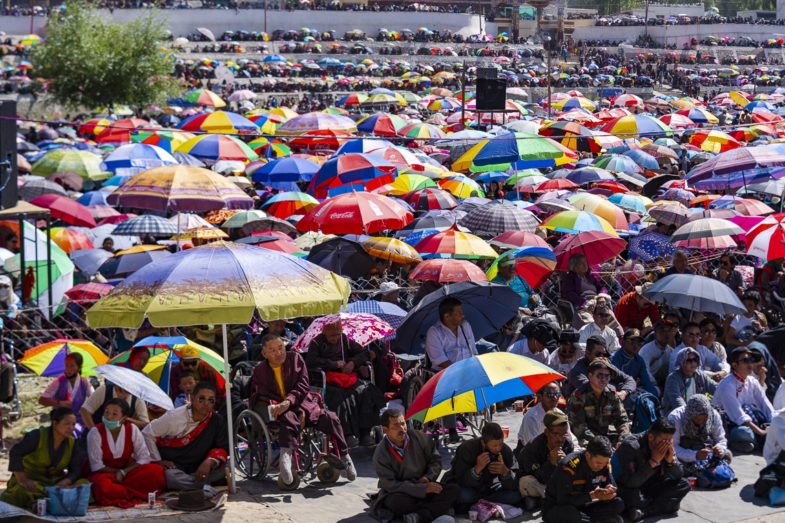 La mayoría de las aproximadamente 20.000 personas que asistieron al último día de las enseñanzas de Su Santidad el Dalái Lama se protegían del sol bajo paraguas en el Centro de Enseñanza de Shewatsel en Leh, Ladakh, J&K, India, el 31 de julio de 2018. Foto de Tenzin Choejor