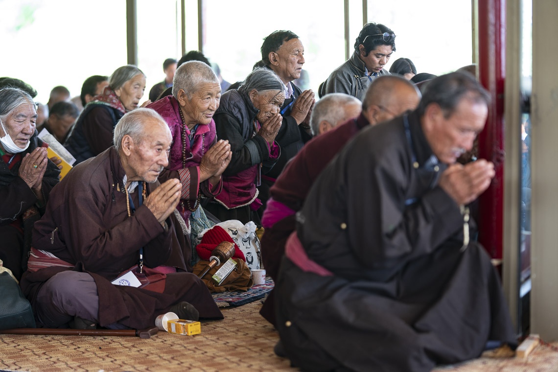 Algunos de los asistentes tomando los votos de bodisatva durante la iniciación de la longevidad dada por Su Santidad el Dalái Lama en Leh, Ladakh, J&K, India el 31 de julio de 2018. Foto de Tenzin Choejor