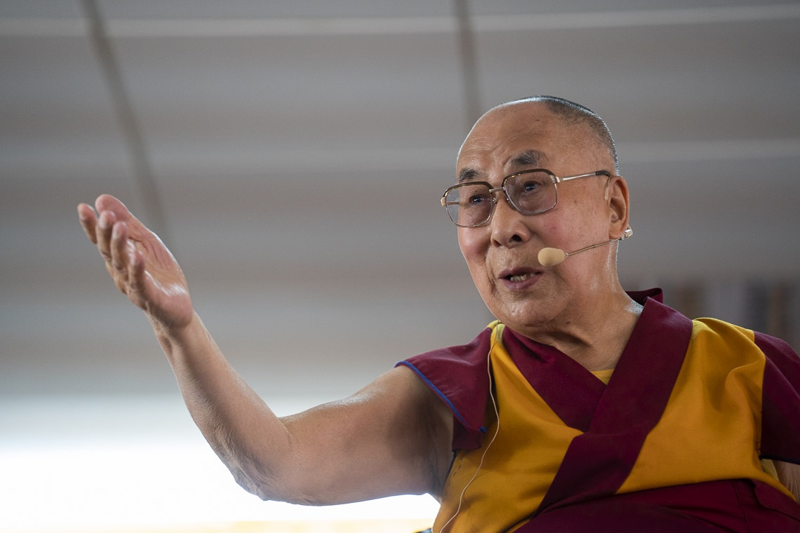 Su Santidad el Dalái Lama gesticula mientras responde a las preguntas de la audiencia durante su charla en el Eliezer Joldan Memorial College en Leh, Ladakh, J&K, India, el 2 de agosto de 2018. Foto de Tenzin Choejor