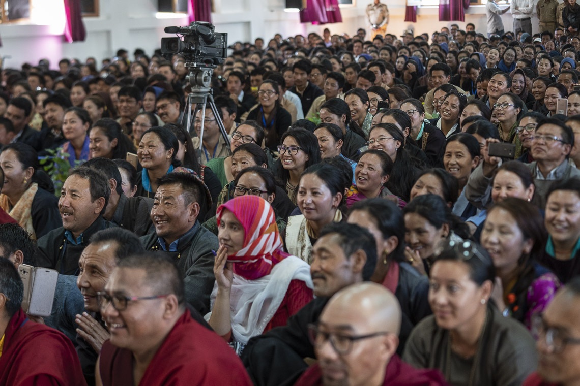 Más de 1.500 estudiantes y personal escuchando a Su Santidad el Dalái Lama hablar en el Eliezer Joldan Memorial College en Leh, Ladakh, J&K, India, el 2 de agosto de 2018. Foto de Tenzin Choejor