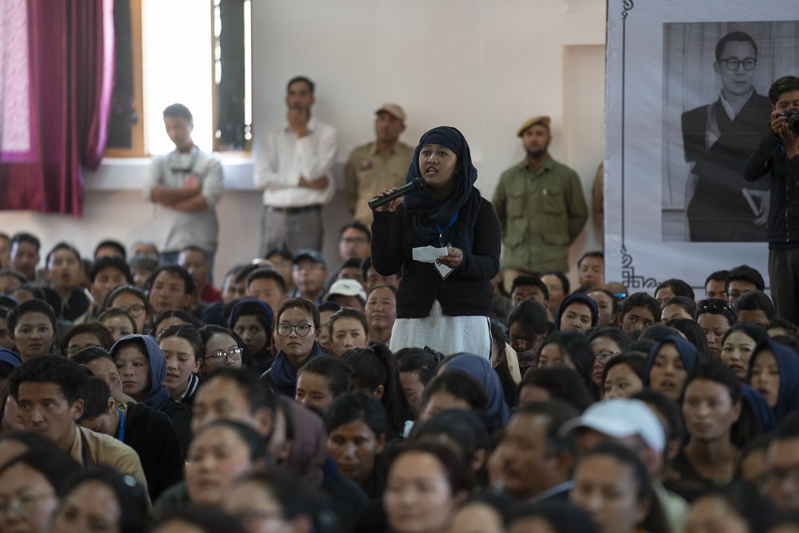 Una estudiante hace una pregunta a Su Santidad el Dalái Lama durante su charla en el Eliezer Joldan Memorial College en Leh, Ladakh, J&K, India, el 2 de agosto de 2018. Foto de Tenzin Choejor